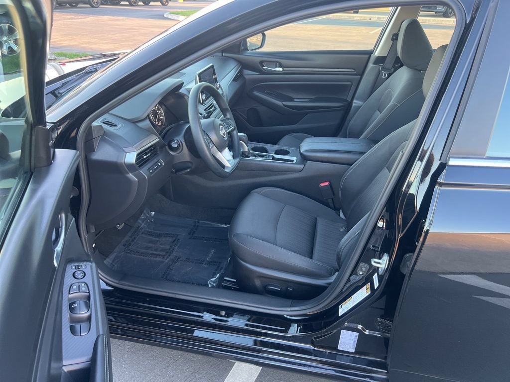 Used 2025 Nissan Altima 2.5 SV FWD image 16