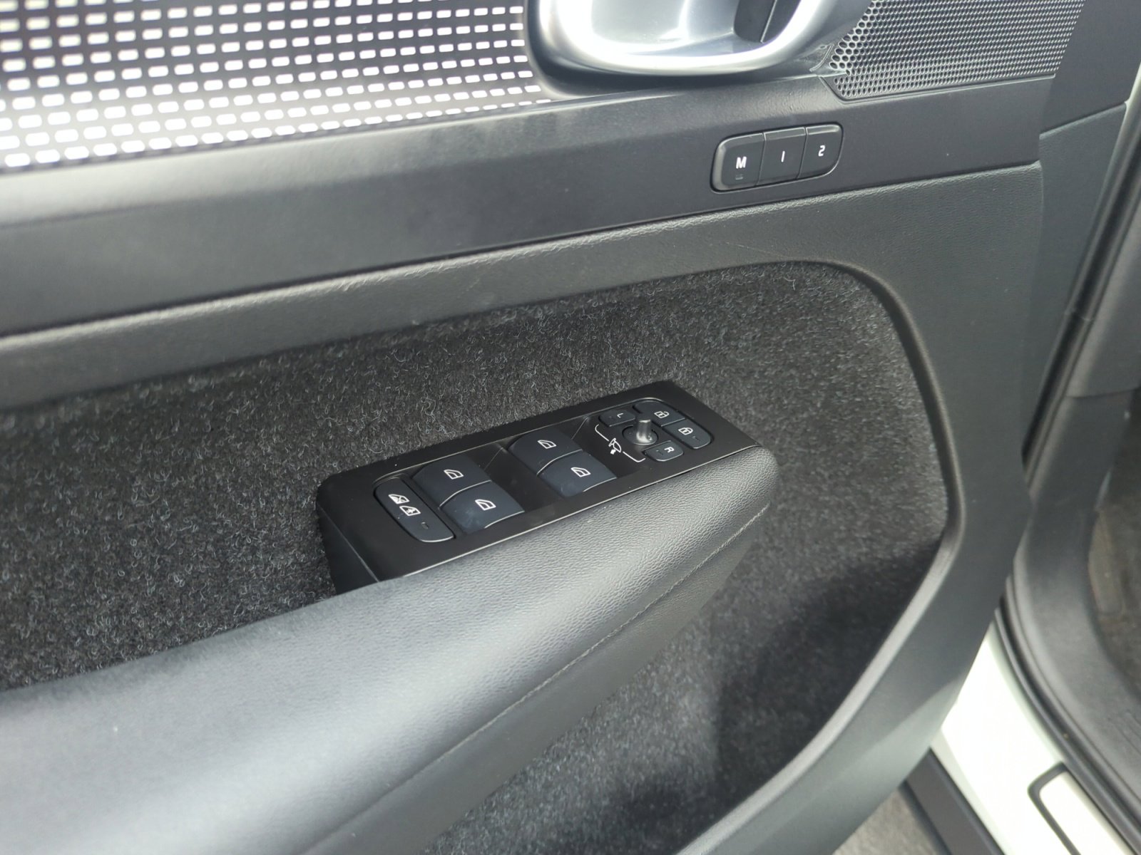 Used 2021 Volvo XC40 T5 R-Design w/ Climate Package image 13