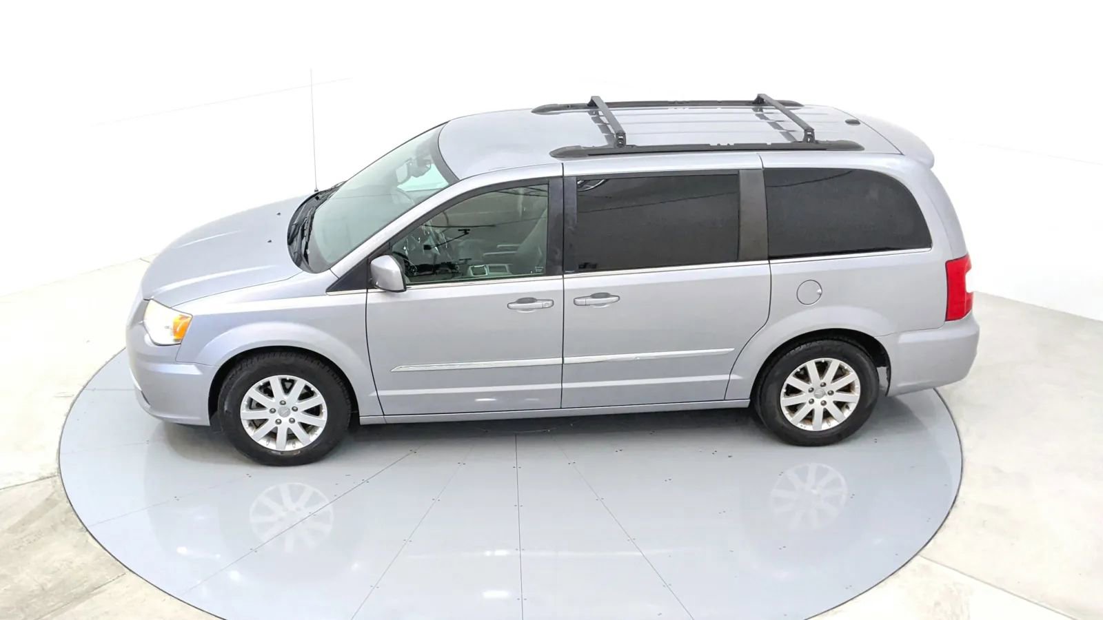 Used 2014 Chrysler Town & Country Touring image 38
