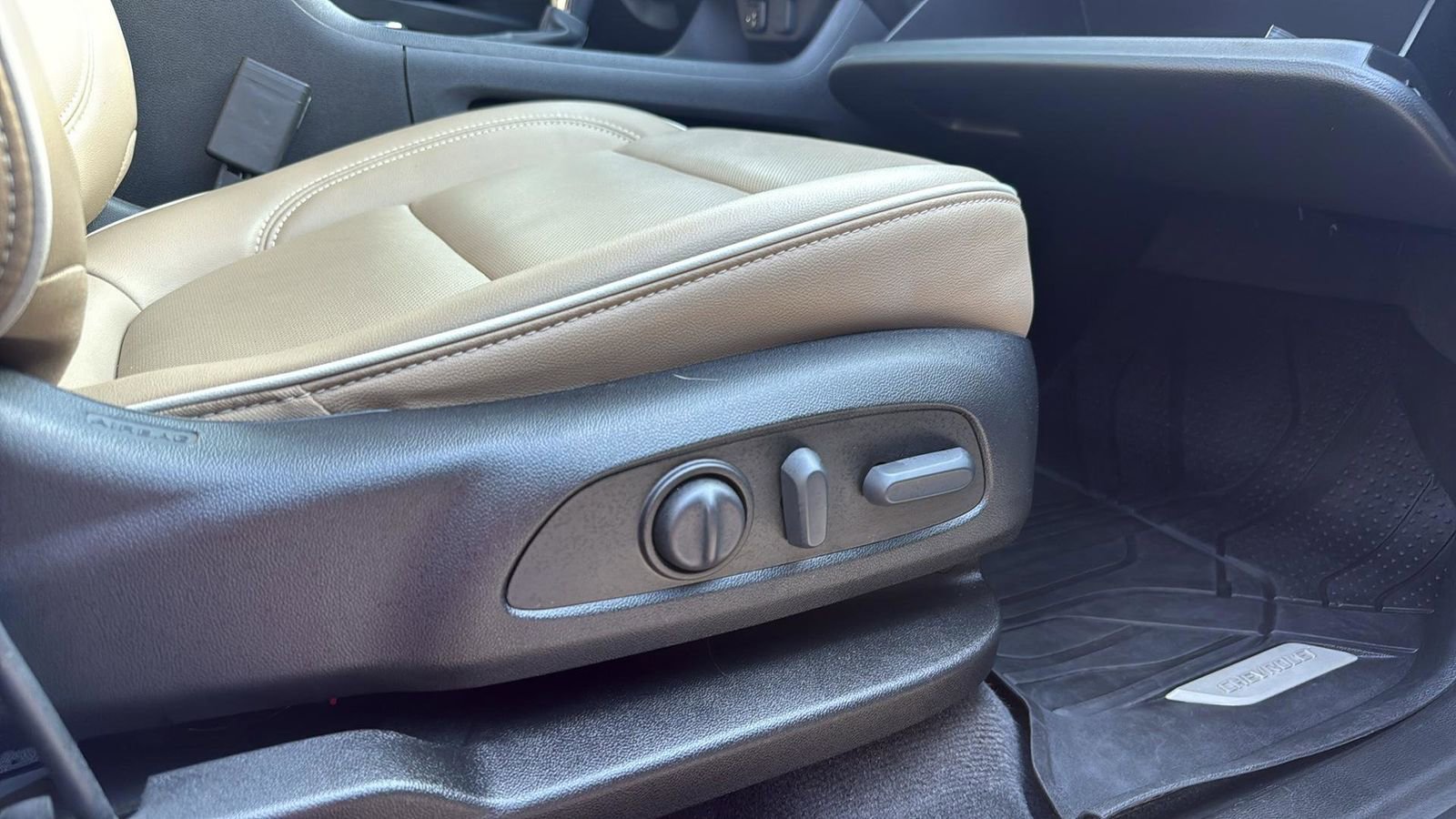 Used 2023 Chevrolet Traverse Premier image 25