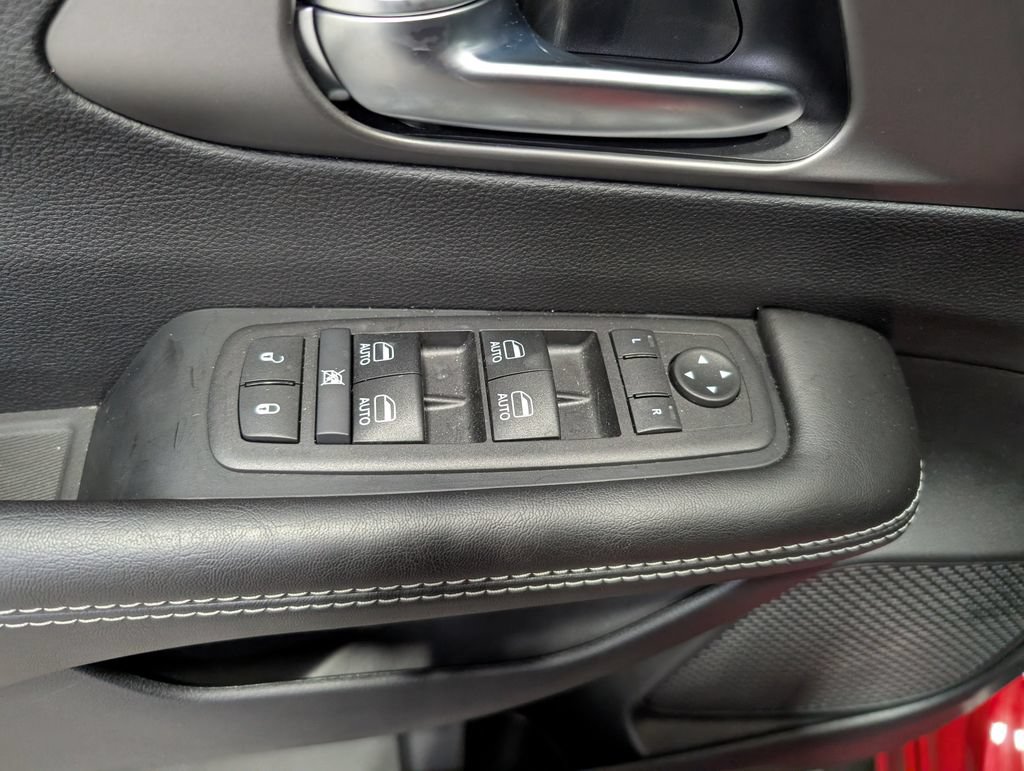Used 2027 Chrysler Pacifica Select FWD image 14