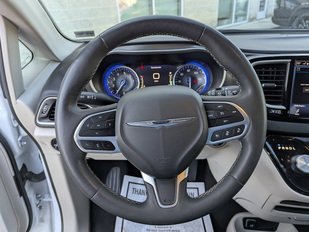 Used 2024 Chrysler Pacifica Touring-L image 22