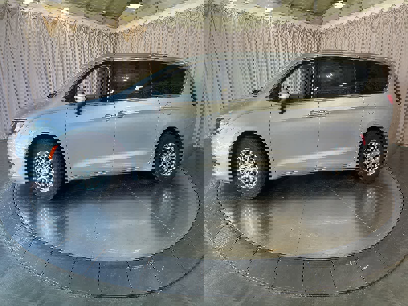 Used 2023 Chrysler Voyager LX image 8