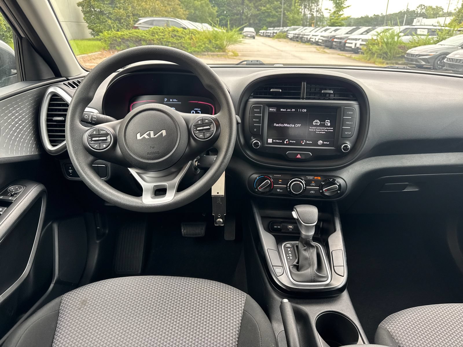 Used 2025 Kia Soul LX w/ LX Technology Package FWD image 22