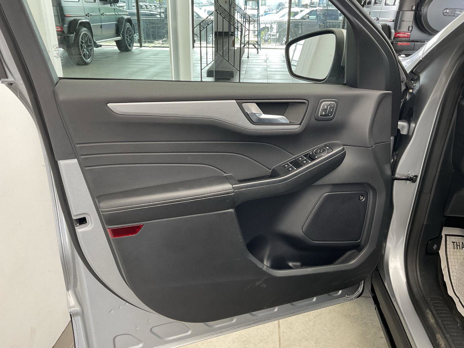 Used 2023 Ford Escape Platinum w/ Premium Technology Package AWD/4WD image 9