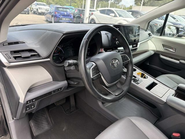 Used 2021 Toyota Sienna XLE FWD image 12