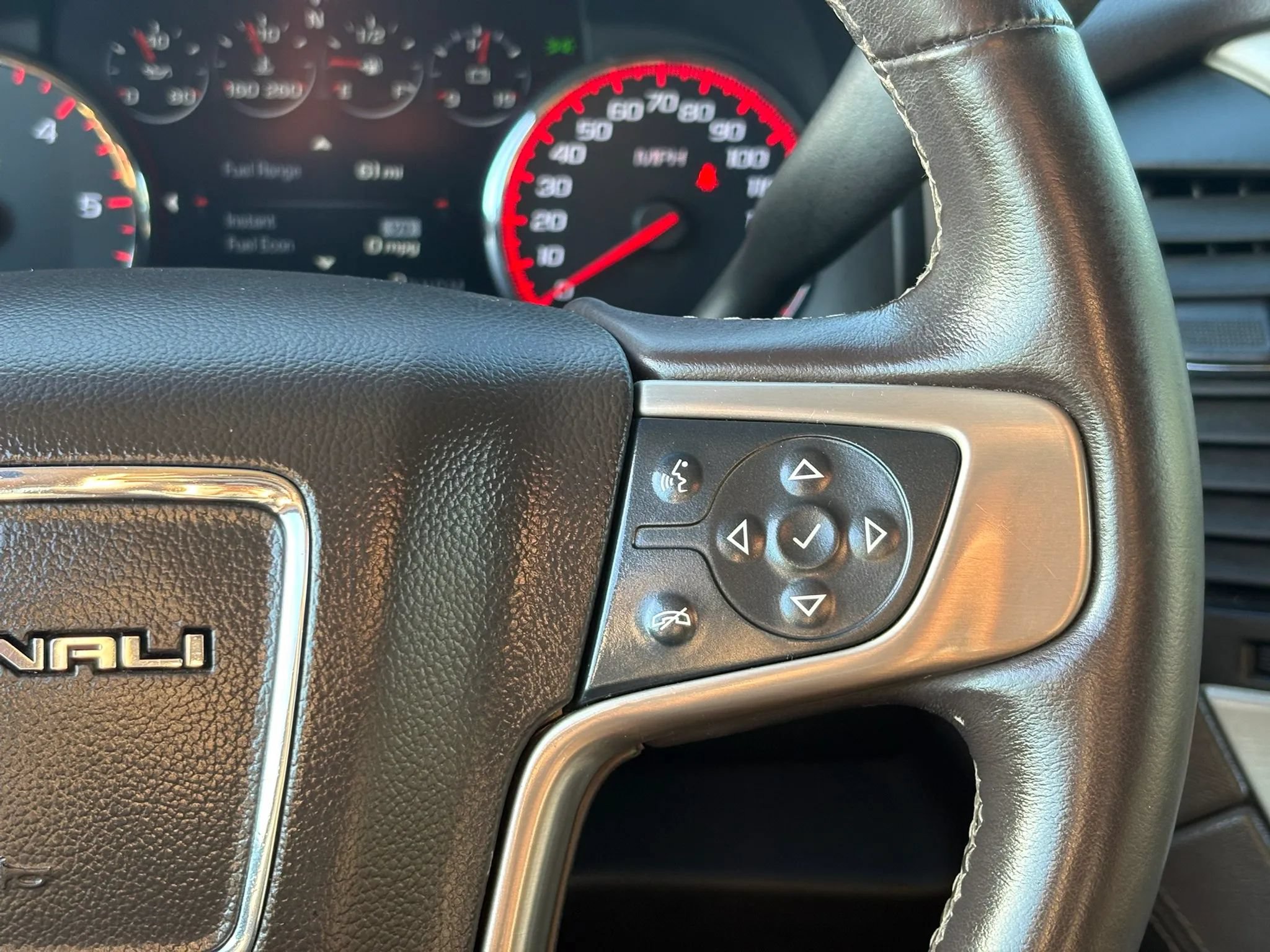 Used 2015 GMC Yukon Denali w/ Premium Package AWD/4WD image 9