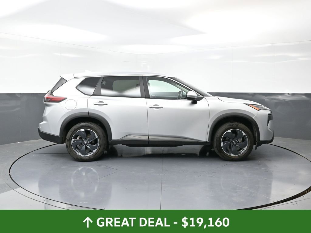 Used 2024 Nissan Rogue SV image 2