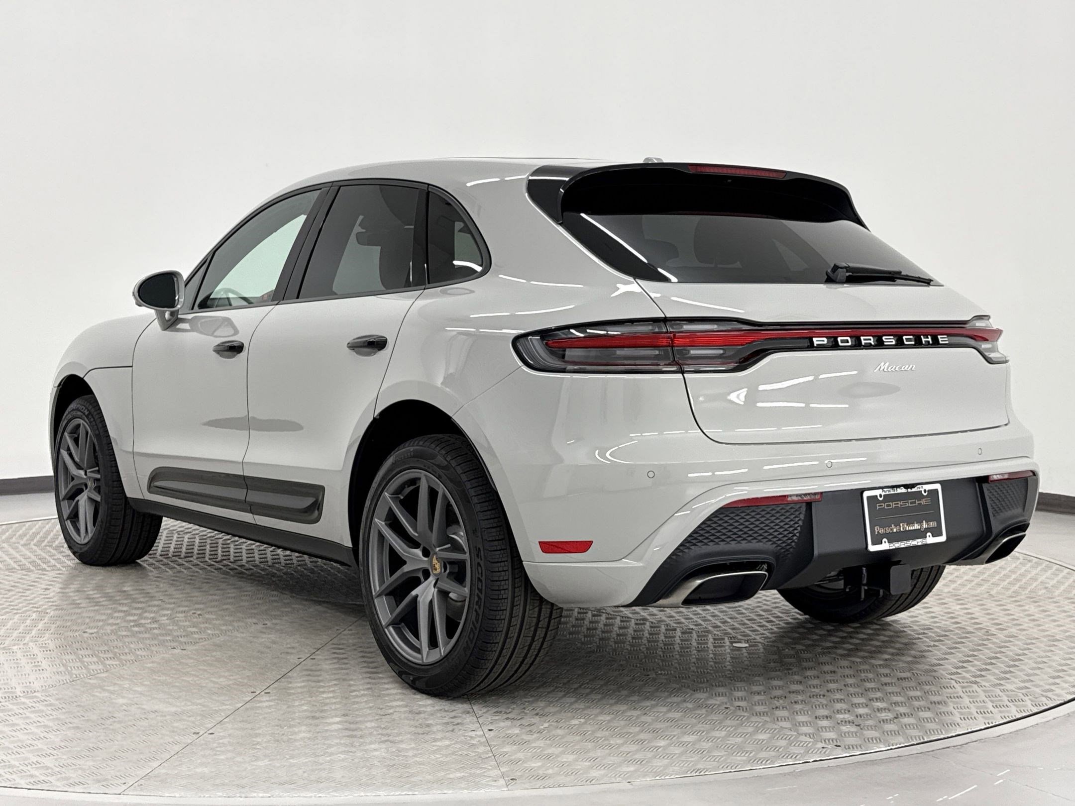 Used 2025 Porsche Macan image 3