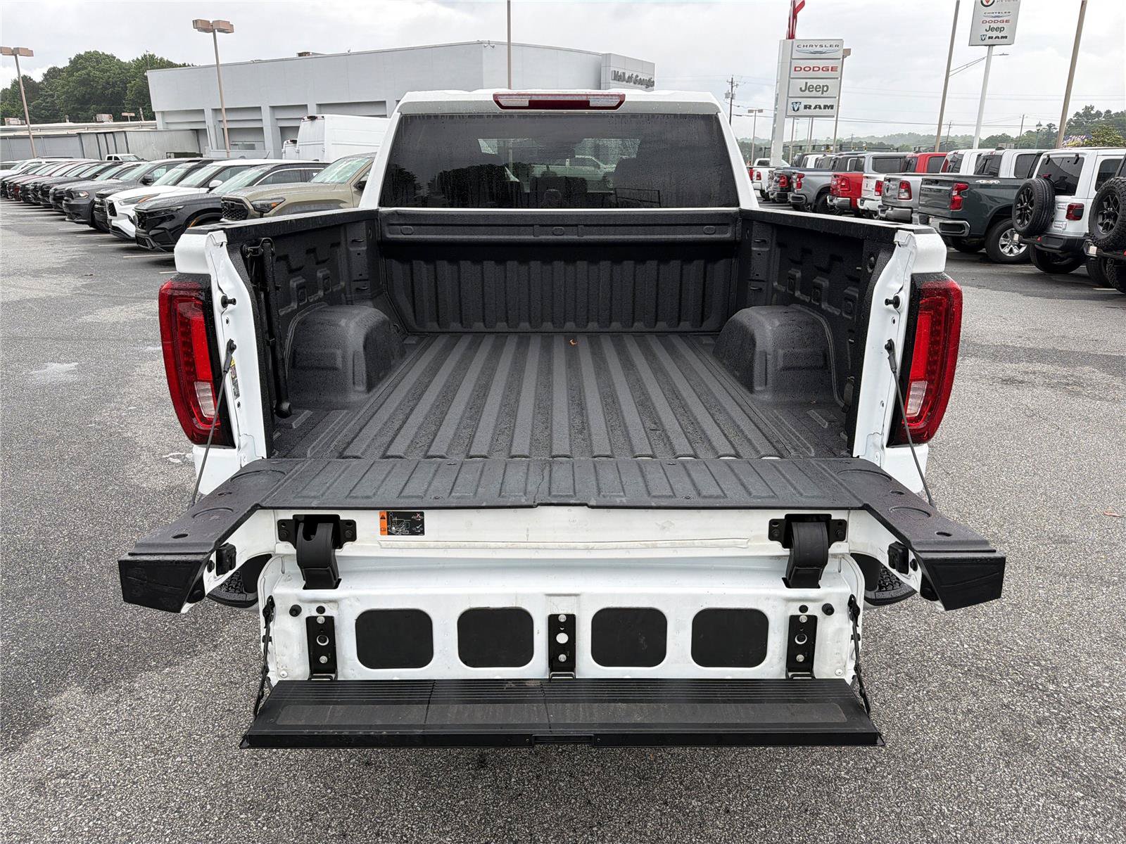 Used 2025 GMC Sierra 1500 SLT AWD/4WD image 17