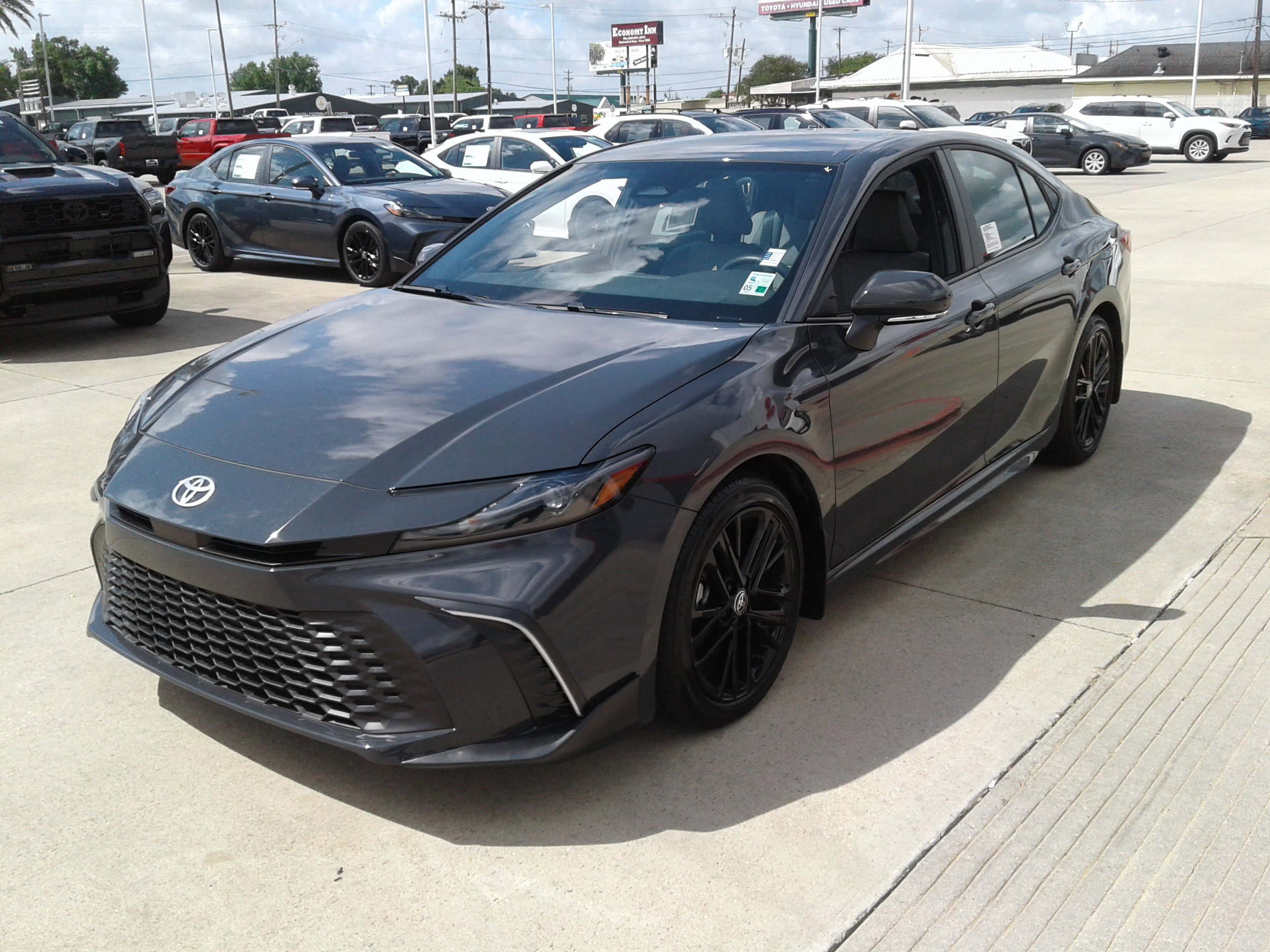 Used 2025 Toyota Camry SE w/ Convenience Package image 3