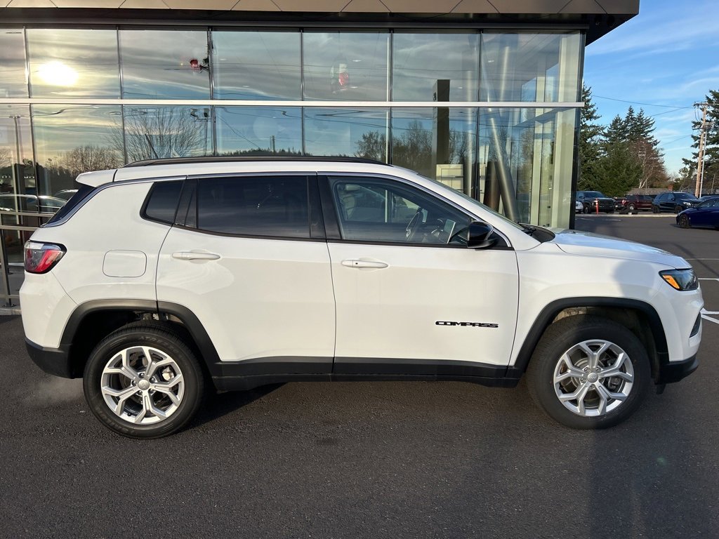 Used 2024 Jeep Compass Latitude image 4