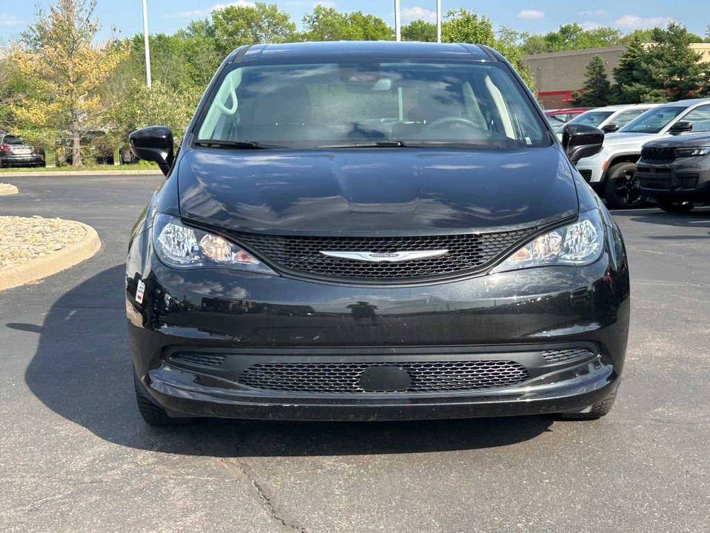 Used 2023 Chrysler Voyager LX FWD image 2