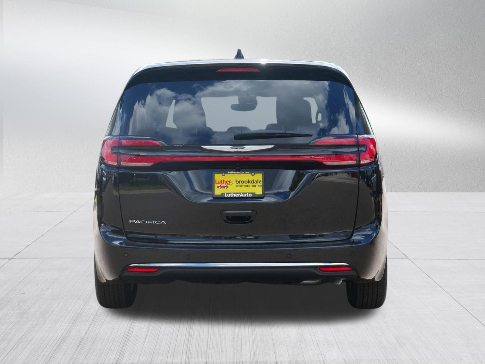 New 2026 Chrysler Pacifica Select image 6