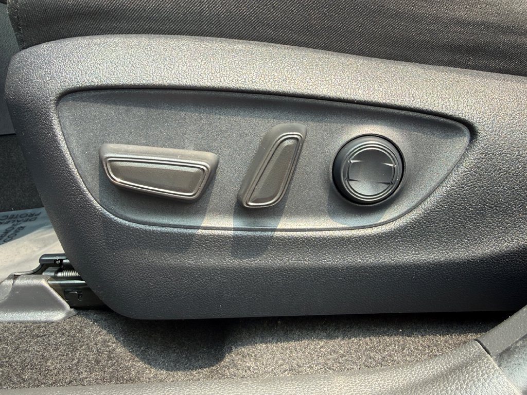 Used 2025 Toyota RAV4 XLE AWD/4WD image 10