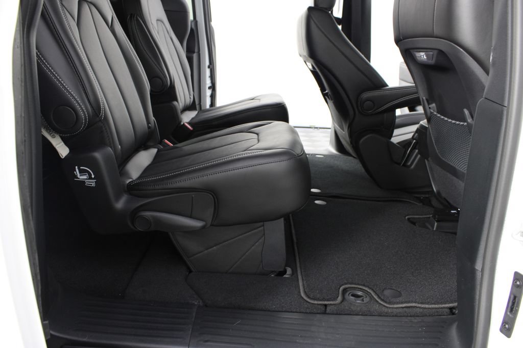 New 2027 Chrysler Pacifica Select FWD image 21