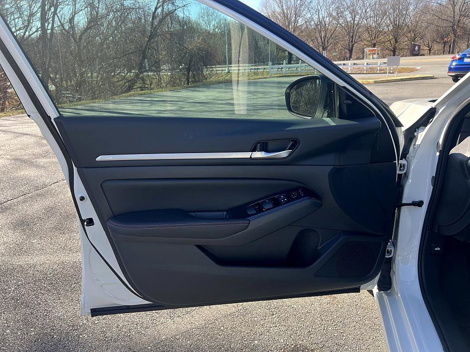 New 2025 Nissan Altima 2.5 SR image 9