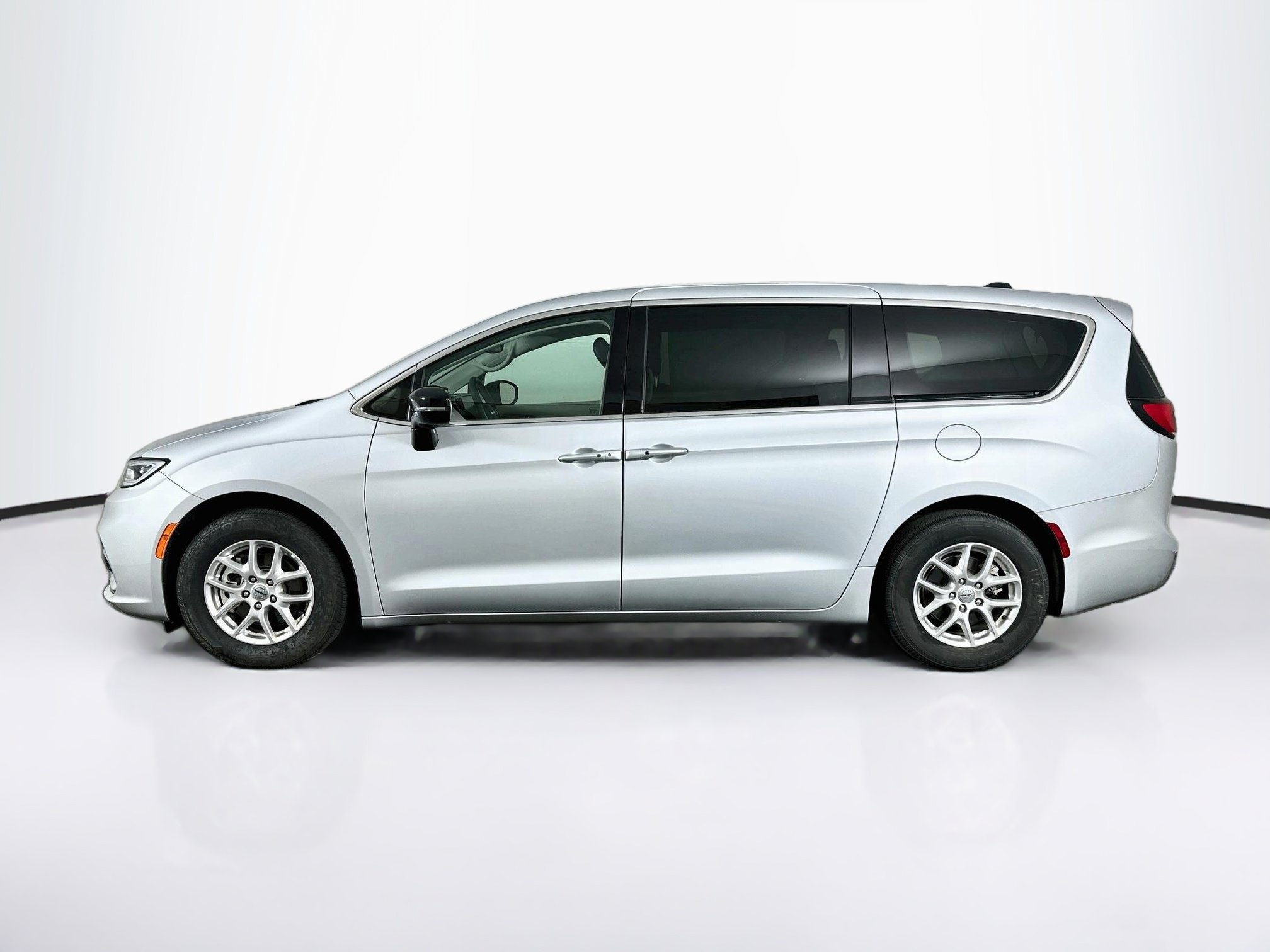 Used 2024 Chrysler Pacifica Touring-L FWD image 4