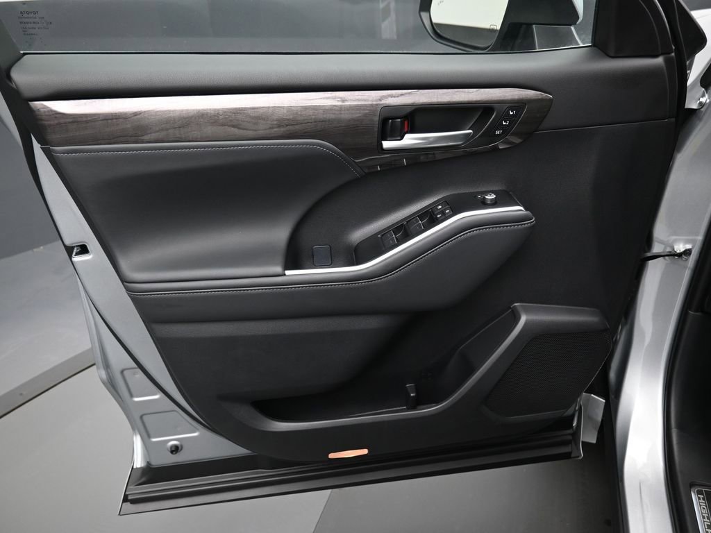 Certified 2025 Toyota Highlander Platinum image 13