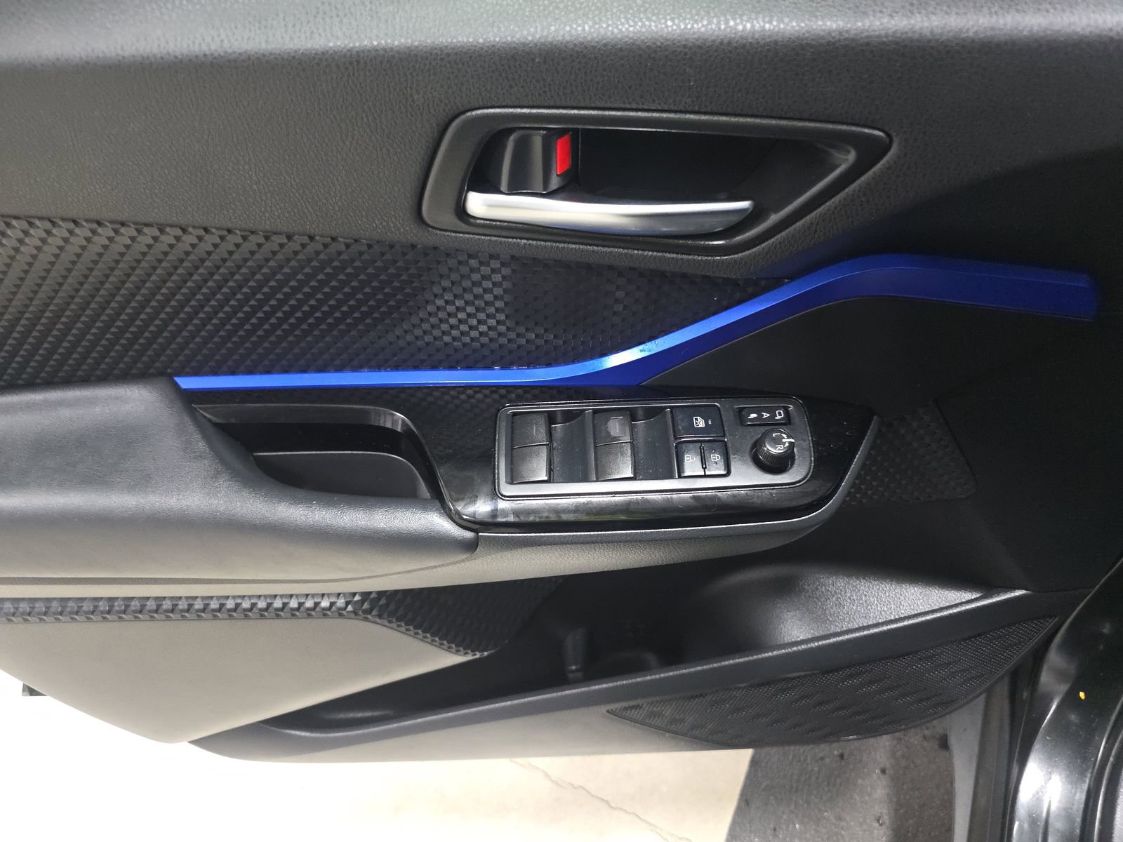 Used 2021 Toyota C-HR XLE image 10