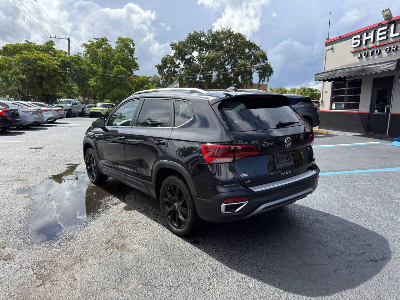 Used 2024 Volkswagen Taos SE w/ Panoramic Sunroof Package FWD image 5