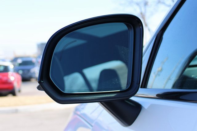 Used 2025 Volvo XC40 B5 Plus image 8