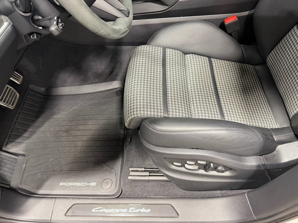 Used 2025 Porsche Cayenne Turbo AWD/4WD image 17