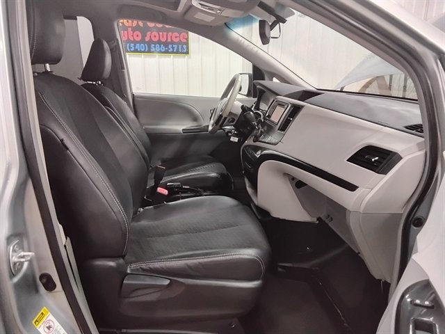 Used 2014 Toyota Sienna SE FWD image 13