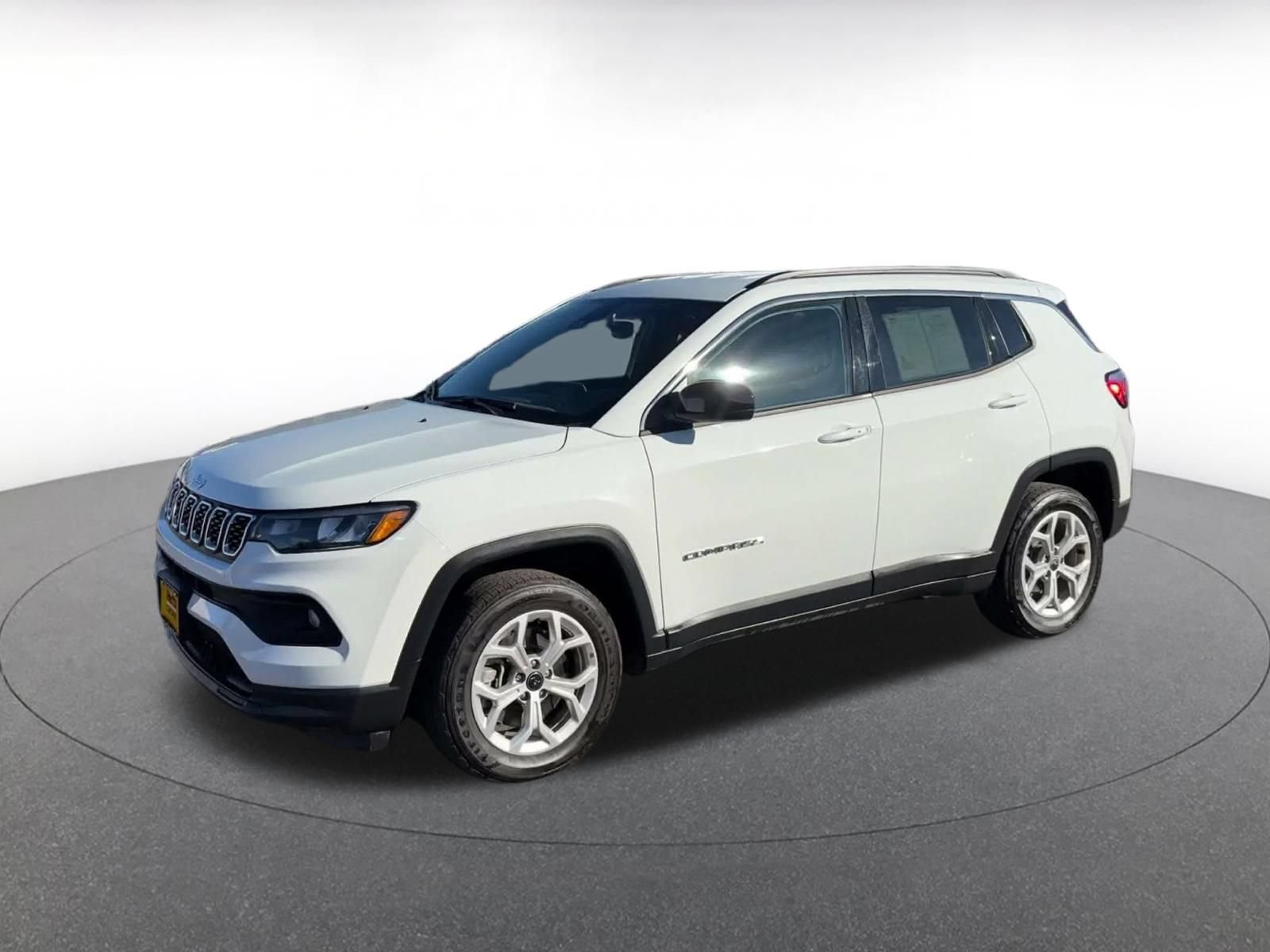 Used 2025 Jeep Compass Latitude AWD/4WD image 7