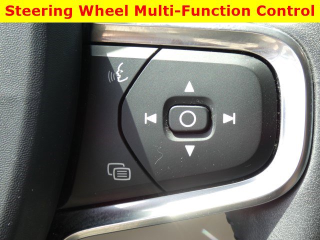 Used 2020 Volvo XC40 T4 Momentum image 20