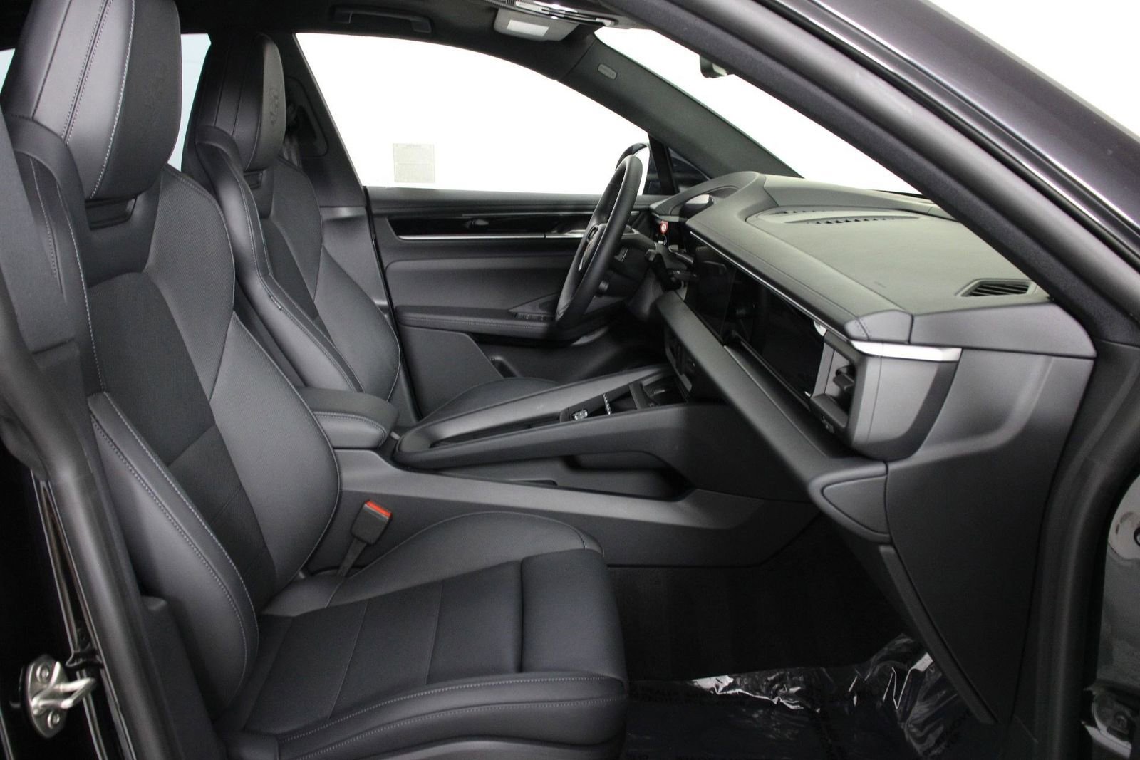 Certified 2025 Porsche Macan 4S Electric image 29