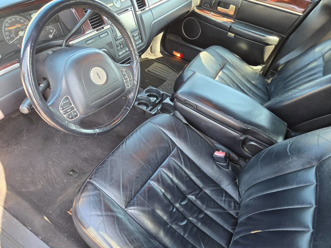 Used 2004 Lincoln Town Car Signature image 11