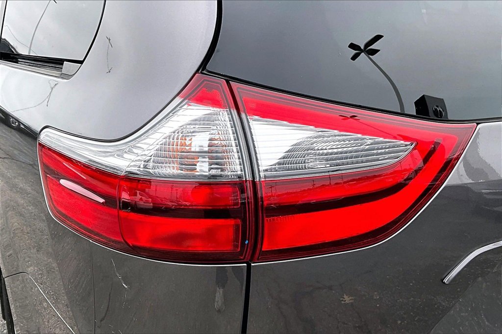 Used 2020 Toyota Sienna LE image 31
