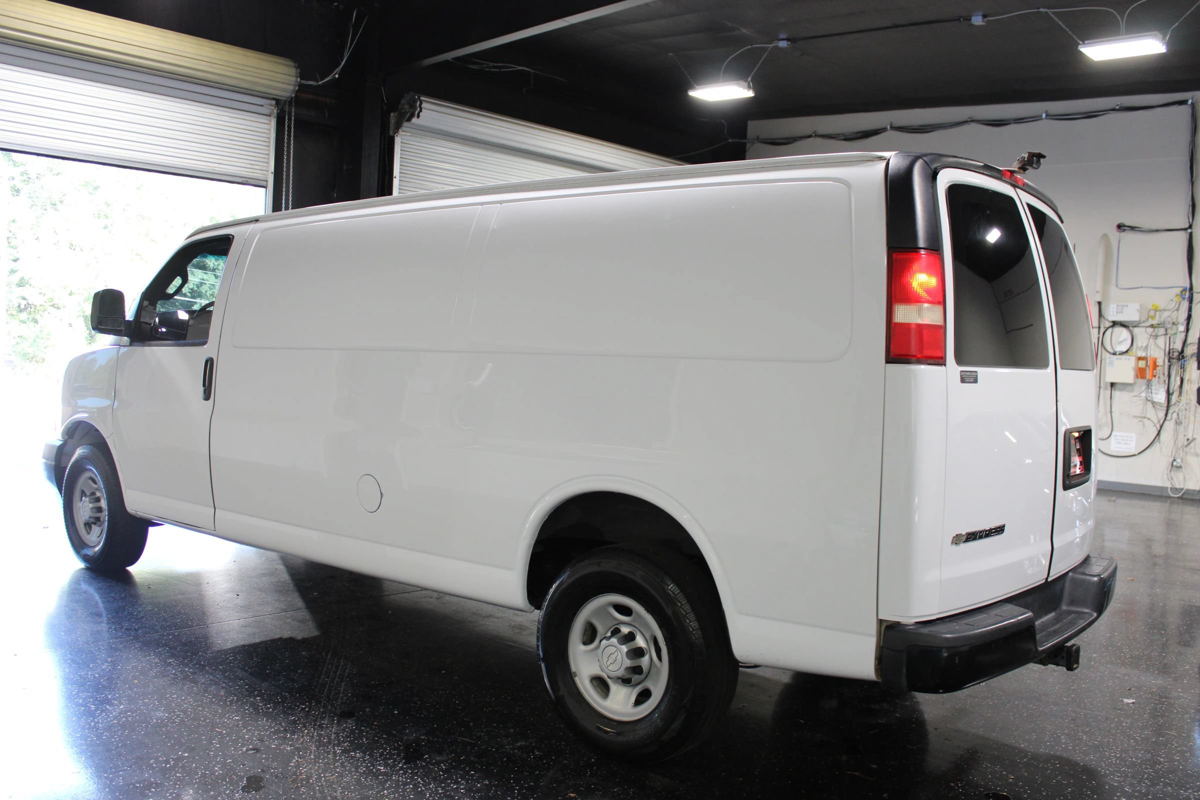 Used 2017 Chevrolet Express 2500 Extended RWD image 5