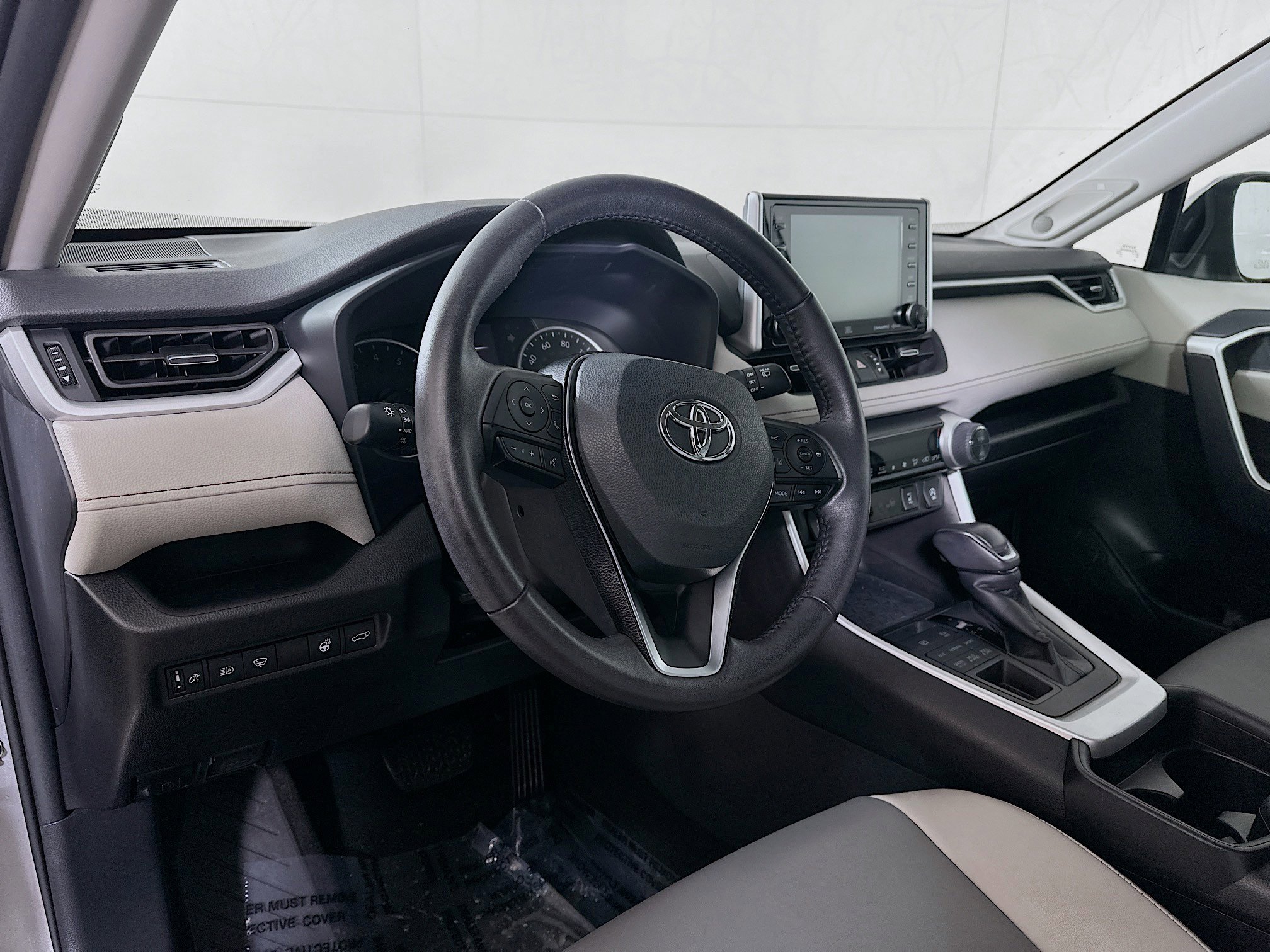 Used 2021 Toyota RAV4 XLE Premium image 9