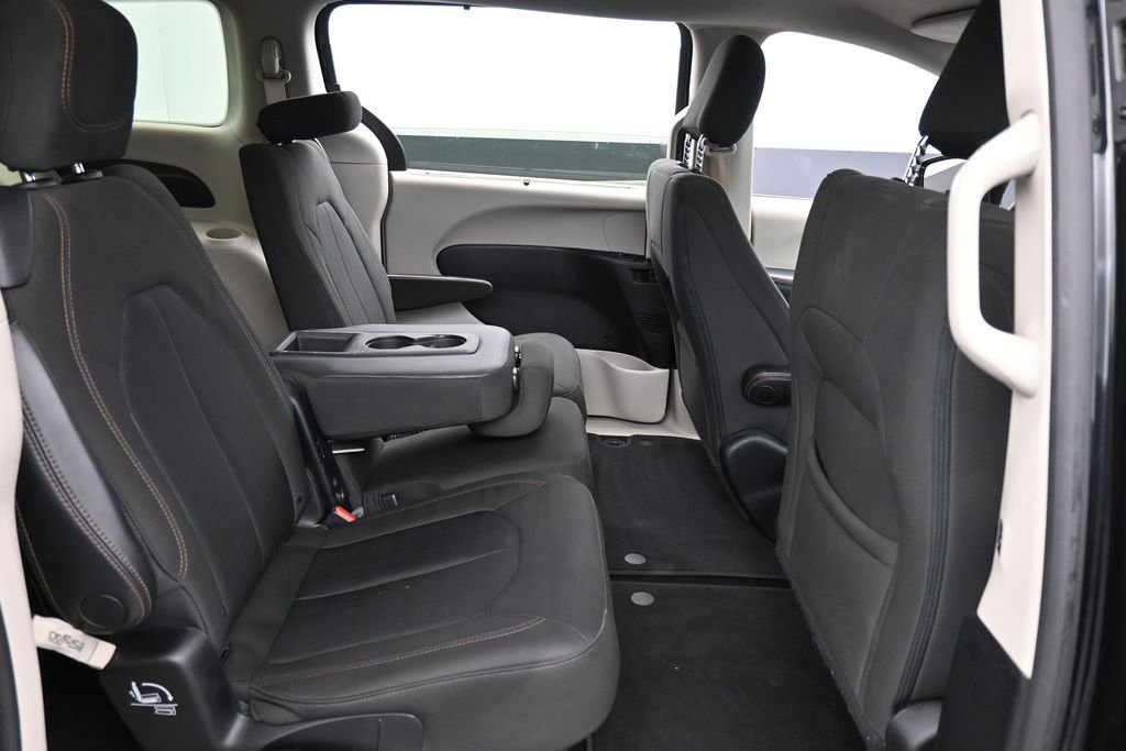 Used 2019 Chrysler Pacifica Touring Plus w/ Advanced Safetytec Group FWD image 15
