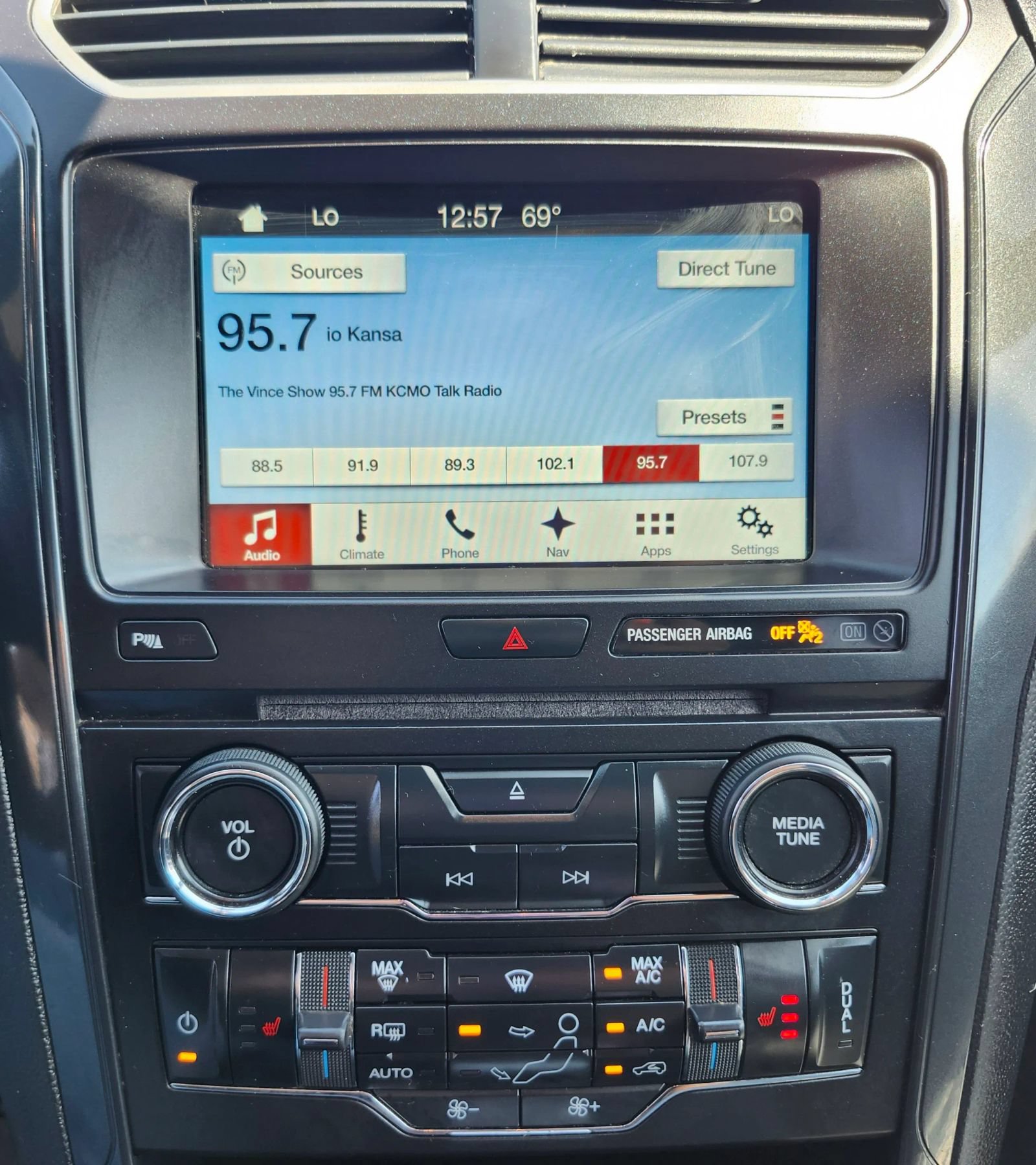 Used 2017 Ford Explorer XLT w/ Equipment Group 202A AWD/4WD image 32