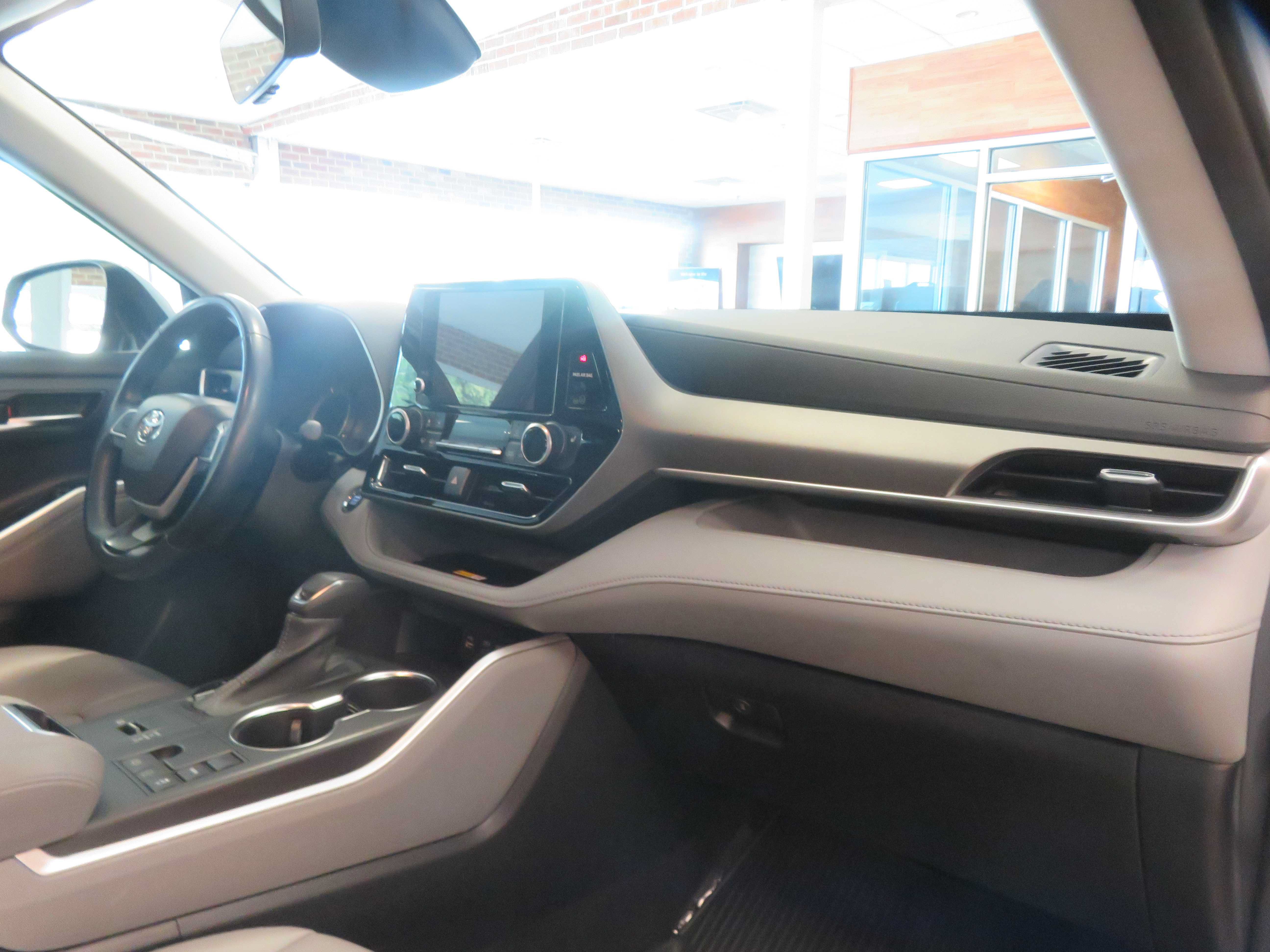 Used 2023 Toyota Highlander XLE FWD image 33