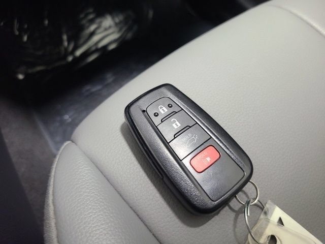 Used 2022 Toyota Highlander XLE FWD image 36