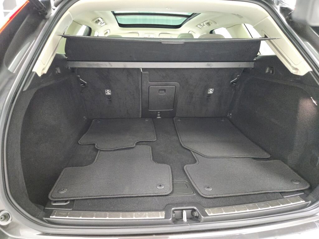 Used 2023 Volvo XC60 B5 Plus image 18