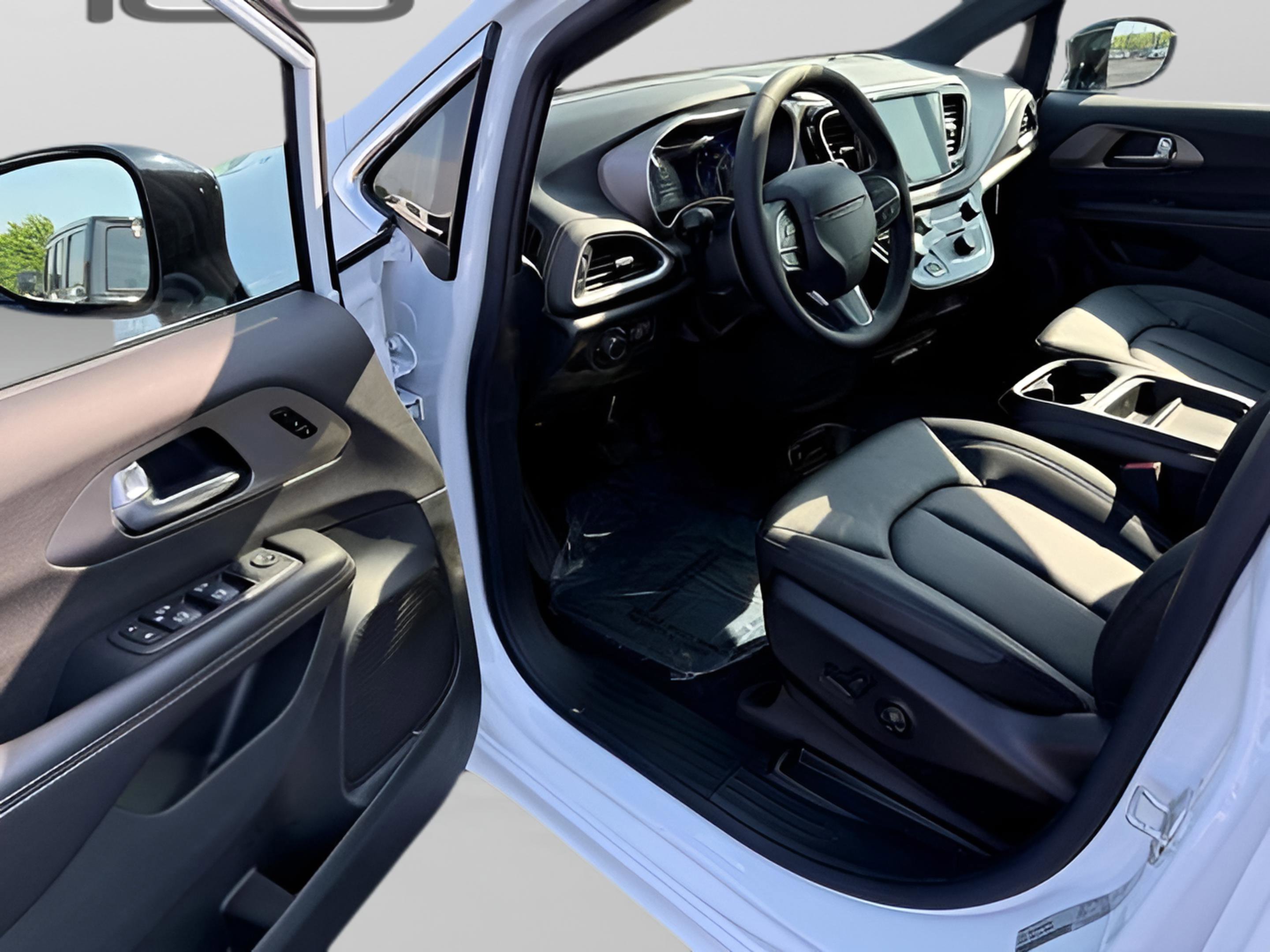 New 2027 Chrysler Pacifica Select FWD image 17