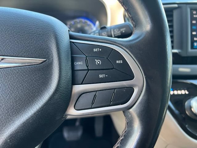 Used 2018 Chrysler Pacifica Touring-L FWD image 15