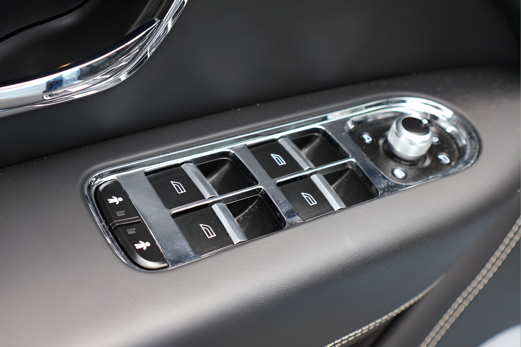 Used 2022 Bentley Bentayga AWD/4WD image 13