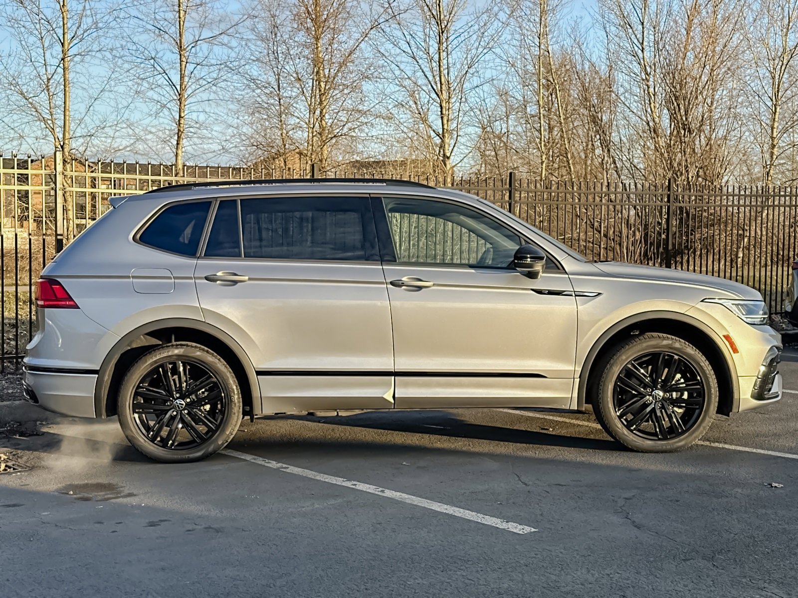 Used 2022 Volkswagen Tiguan SE R-Line image 3