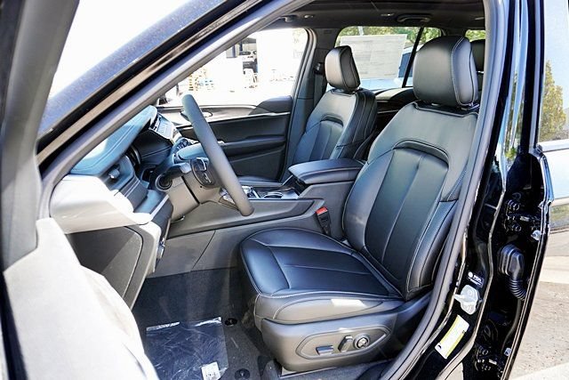 New 2026 Jeep Grand Cherokee Limited w/ Limited Altitude Package AWD/4WD image 18