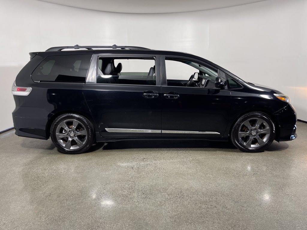 Used 2016 Toyota Sienna SE Premium FWD image 2