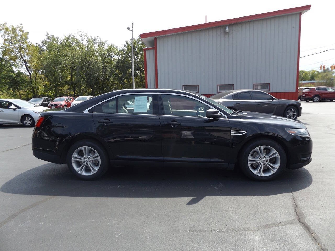 Used 2017 Ford Taurus SE FWD image 6
