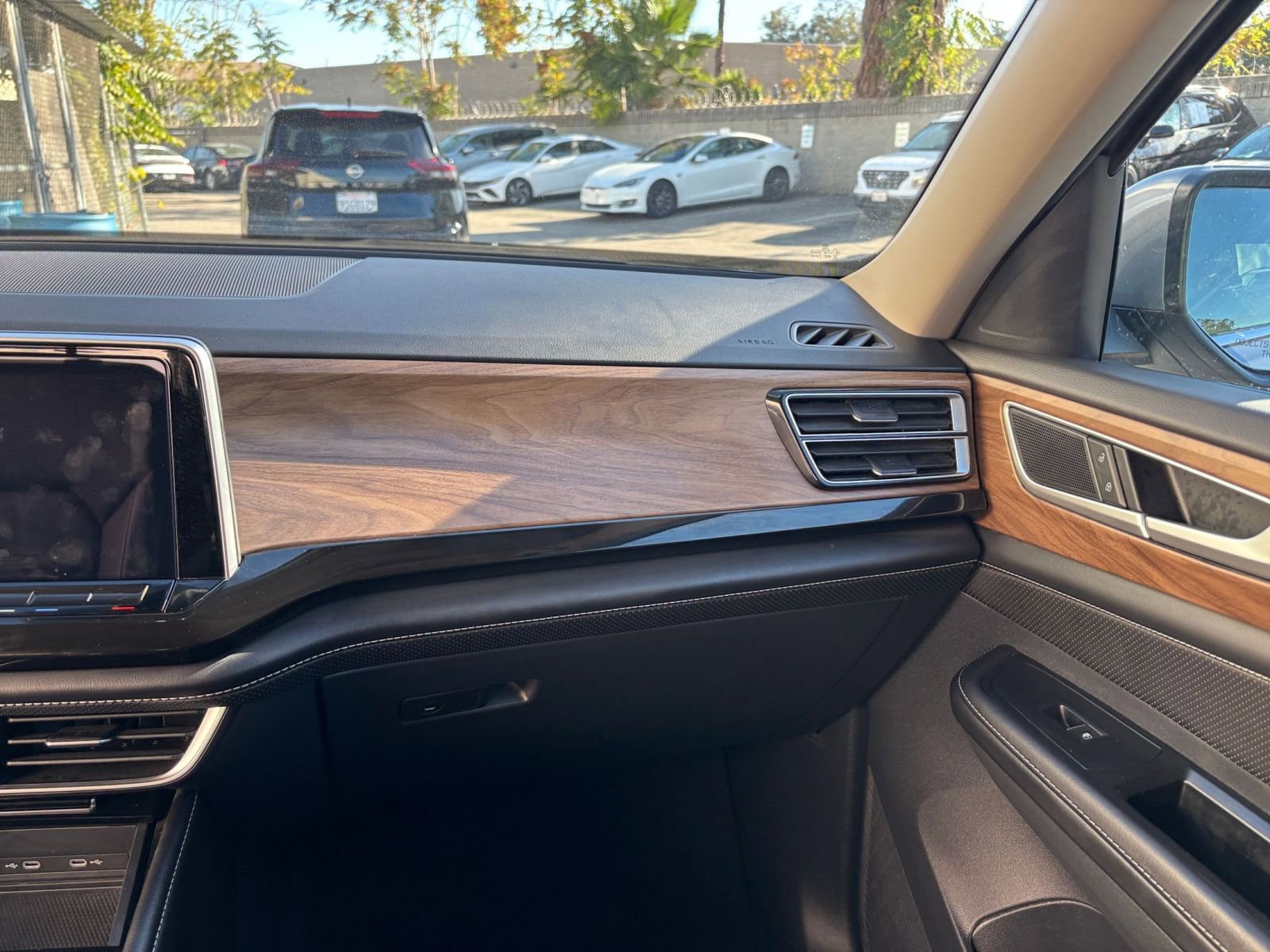 Used 2025 Volkswagen Atlas SE image 36