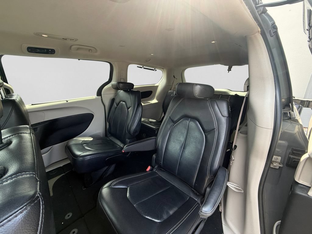 Used 2022 Chrysler Pacifica Touring-L FWD image 36