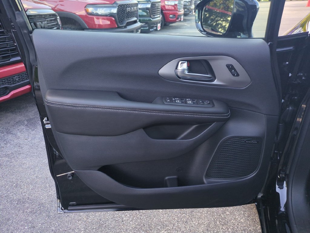 New 2027 Chrysler Pacifica Limited FWD image 12